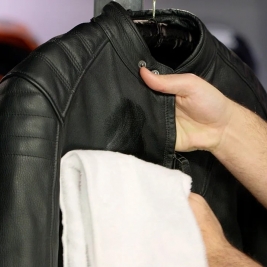 نگهداری کت چرم | روش‌های اصولی تمیز کردن، لکه‌گیری و افزایش عمر کت چرمی