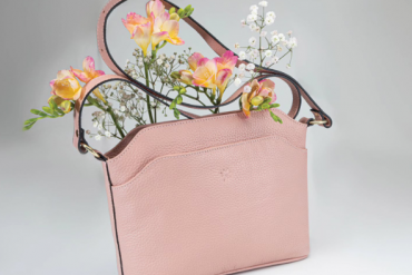 بهترین هدیه‌های چرمی برای روز زن | راهنمای خرید هدیه‌ی چرمی برای بانوان