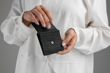 راهنمای کامل انتخاب کیف پول چرمی | ویژگی‌های کیف پول چرم استاندارد و انواع آن