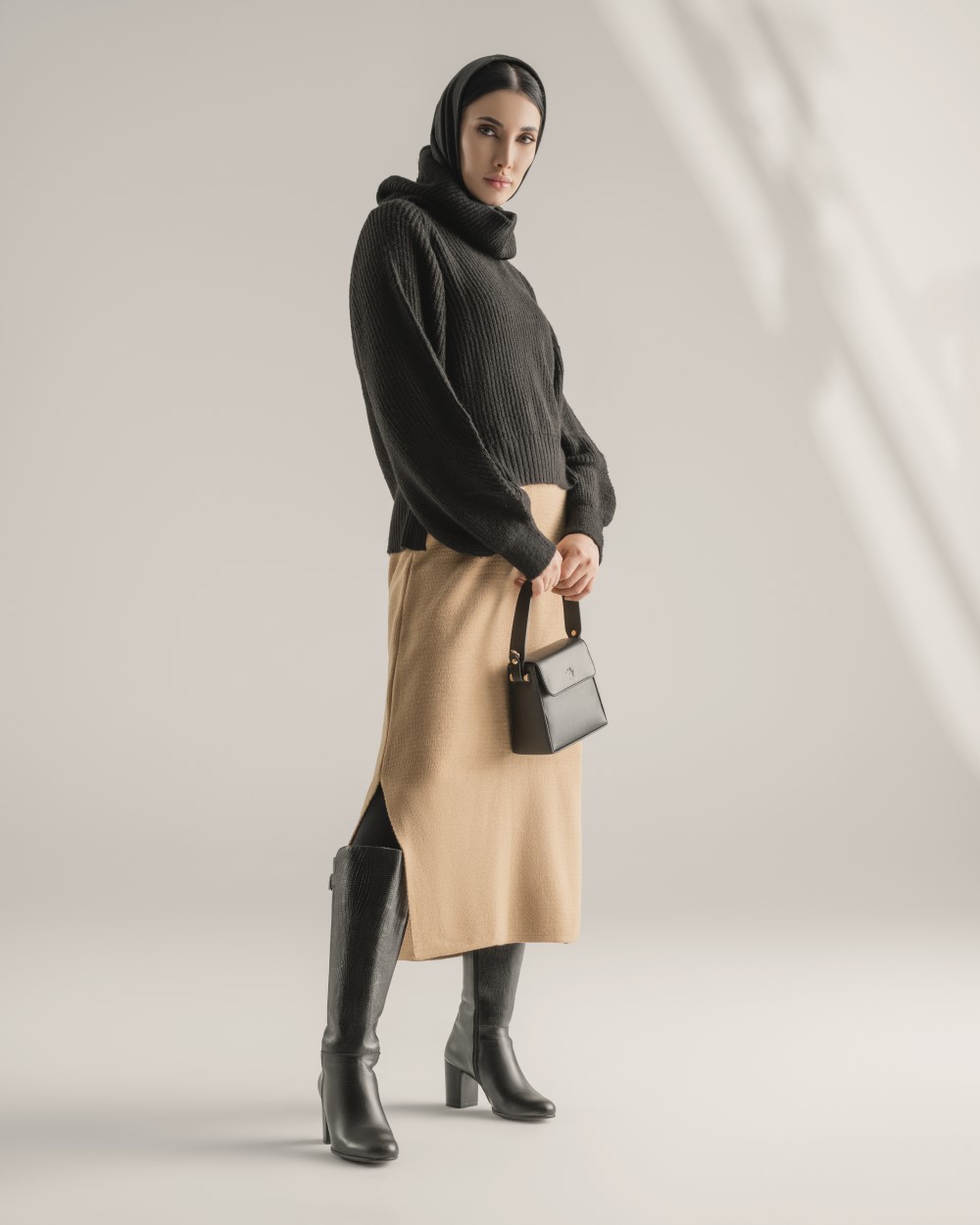 استایل کژوال زمستانی زنانه با بوت بلند چرم